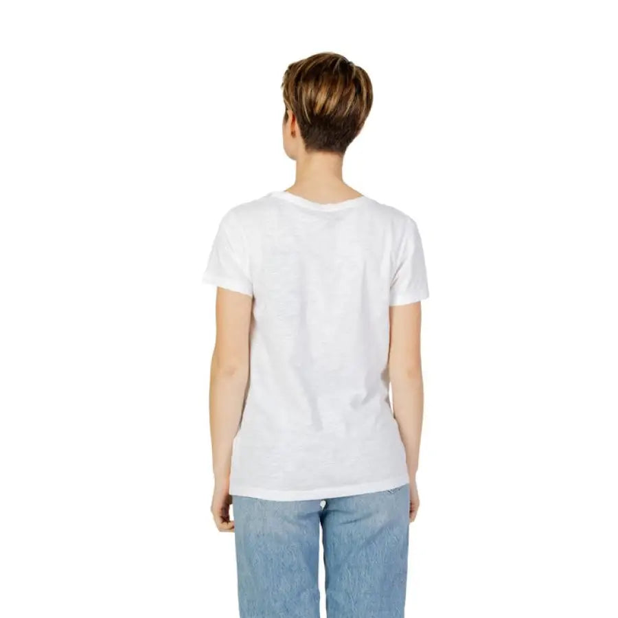 Woman in white Blauer T-shirt and jeans showcasing urban city style fashion
