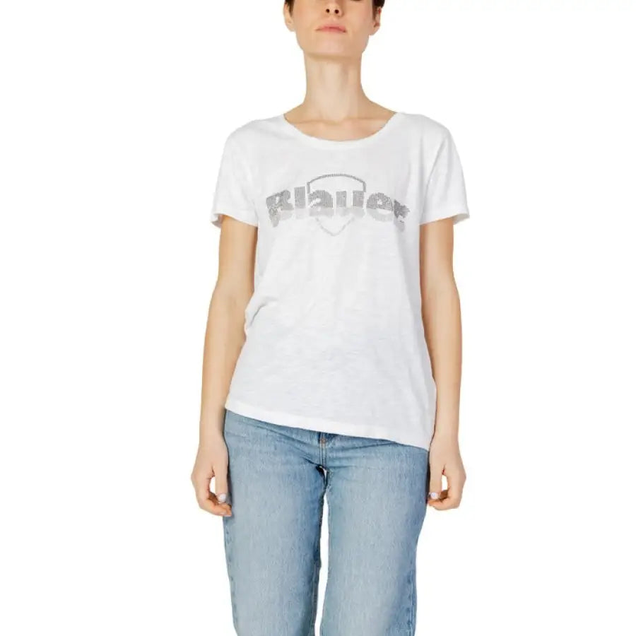 Woman in Blauer T-shirt with ’person’ - urban style clothing
