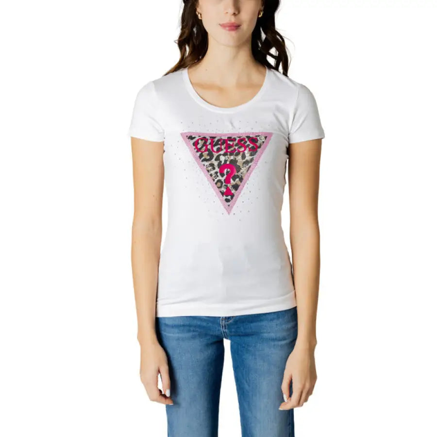Woman in Guess T-shirt with pink and black leopard print for urban city style