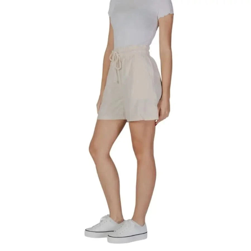 Woman wearing B.young Cotton Shorts with Laces in Beige as a casual outfit