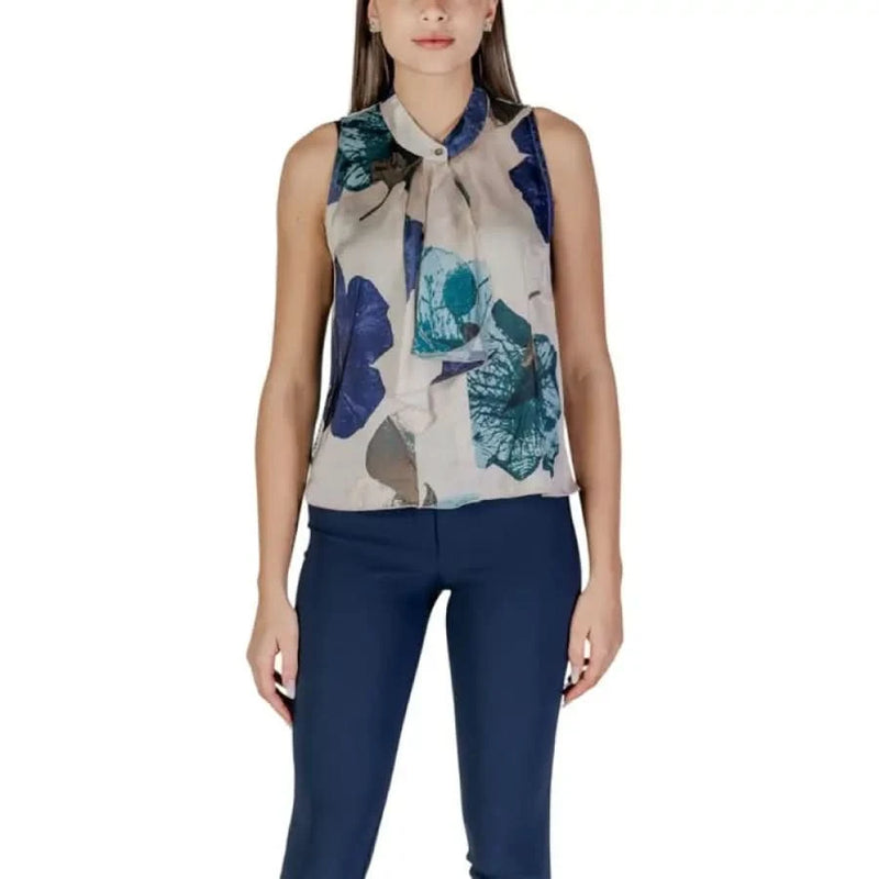 Woman’s Rinascimento floral print sleeveless green blouse paired with navy pants