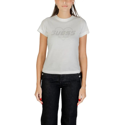 Frau trägt Guess Active weißes Kurzarmhemd T-shirt mit GUESS Logo im Herzdesign