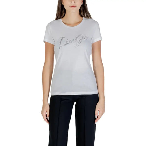 Frau, die ein weißes Liu Jo kurzärmelig T-shirt mit silbernem Strasslogo