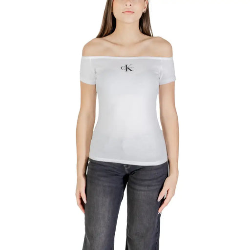 Frau mit weißem schulterfreiem Kleid Calvin Klein Jeans top mit schwarzem CK-Logo