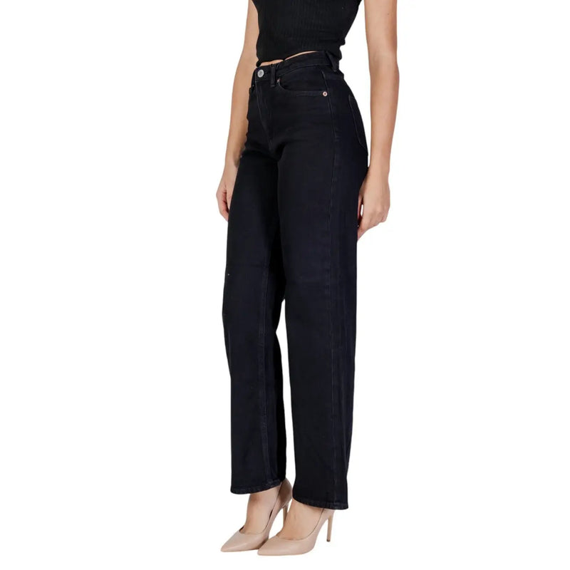 Women dark wash high waist black denim jeans with a straight-leg cut made of sturdy denim material