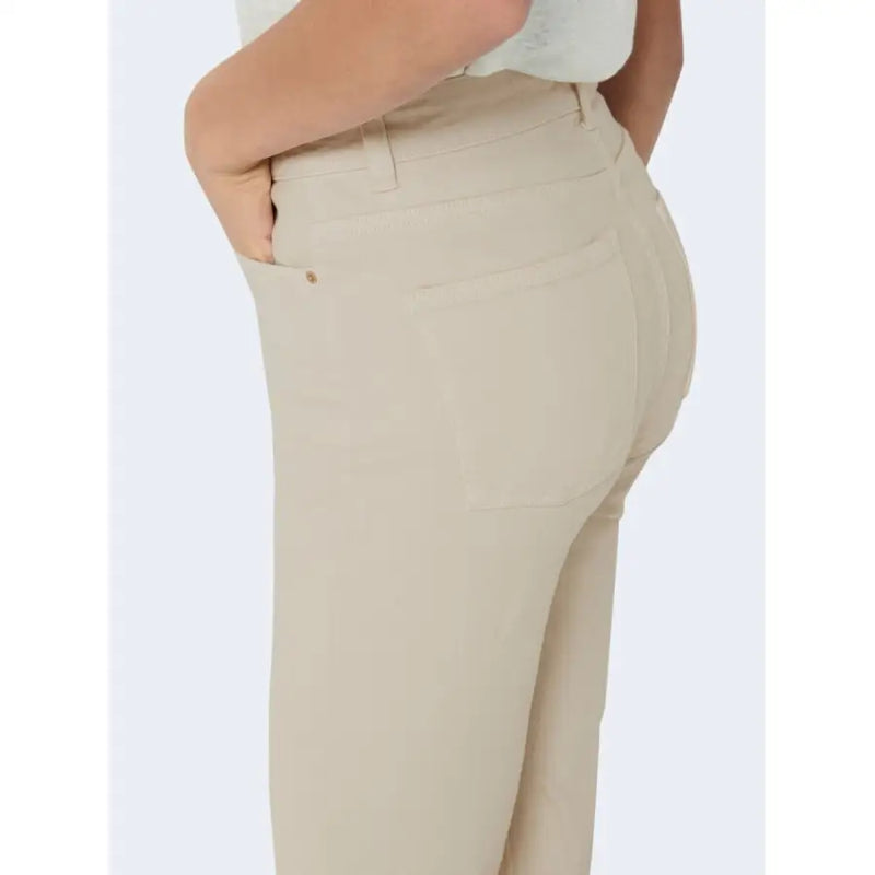 Beige Damenjeans mit Taschen, hohem Bund, taillierter Passform und dezenten Ziernähten
