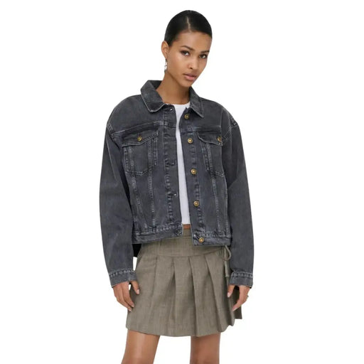 Dunkelgraue Jeansjacke mit goldenen Knöpfen und aufgesetzten Taschen am Blazer