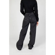 Schwarze Damen-Jeans mit weitem Bein, von hinten gesehen, mit verwaschenem Look und klassischen Gesäßtaschen.