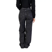 Schwarze Damenjeans mit weitem Bein aus dunkelblauem Denim, lockerer Passform und klassischen Gesäßtaschen, von hinten gesehen