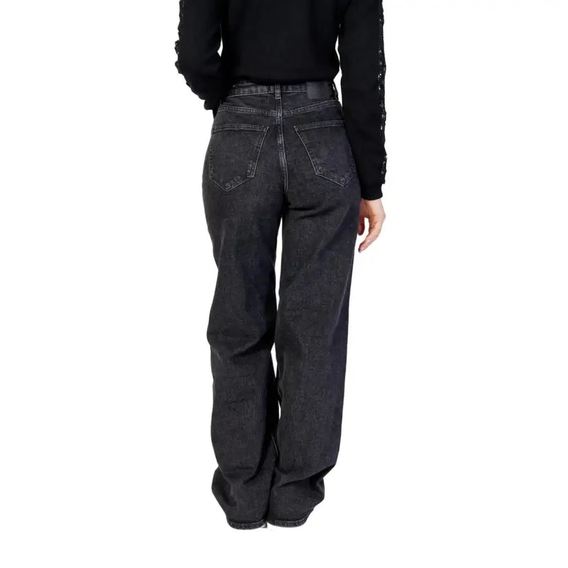 Schwarze Damenjeans mit weitem Bein aus dunkelblauem Denim, lockerer Passform und klassischen Gesäßtaschen, von hinten gesehen