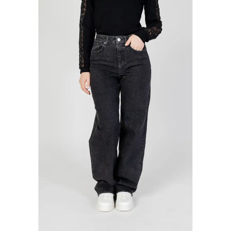 Schwarze Damenjeans mit weitem Bein aus hochgeschnittenem, schwarzem Denim und geradem Bein, von vorne betrachtet