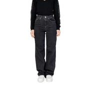 Schwarze Damenjeans mit weitem Bein, hohem Bund, dunkler Waschung und geradem Bein, von vorne gesehen.