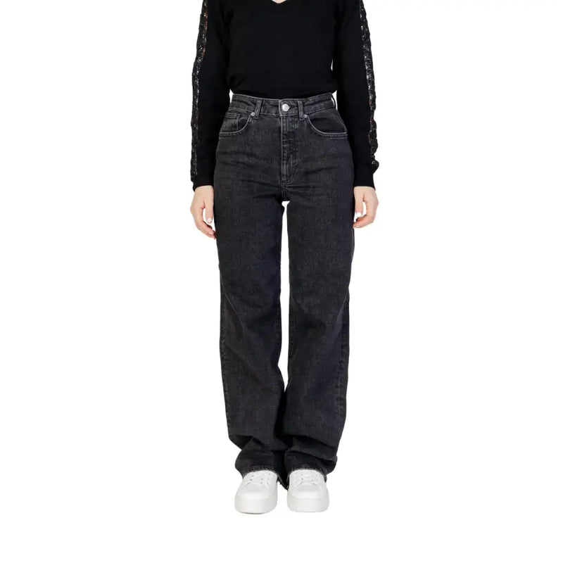 Schwarze Damenjeans mit weitem Bein, hohem Bund, dunkler Waschung und geradem Bein, von vorne gesehen.