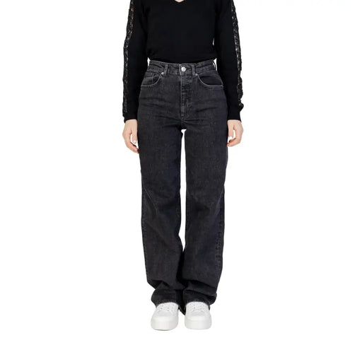 Schwarze Damenjeans mit weitem Bein, hohem Bund, dunkler Waschung und geradem Bein, von vorne gesehen.