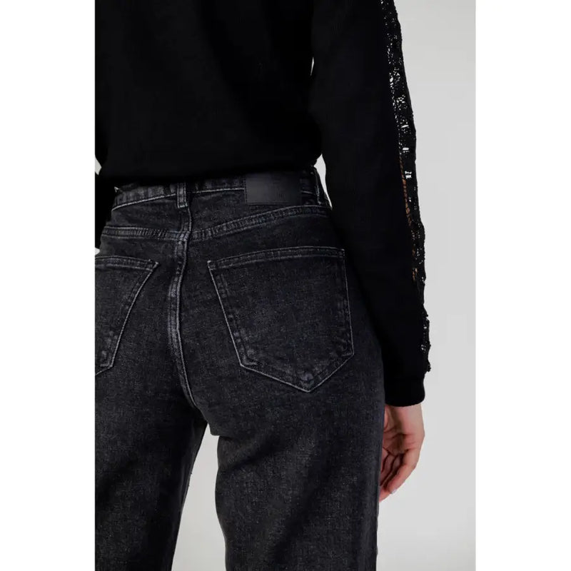 Schwarze Damenjeans mit weitem Bein aus dunkelgrauem Denim, klassischem Fünf-Taschen-Design und dezenter Auswaschung an den Oberschenkeln.