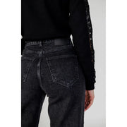 Women’s black wide leg jeans featuring dark gray denim with a classic five-pocket design and subtle thigh fading