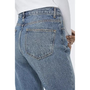 Rückseite der blauen Damenjeans aus 100 % Baumwolle, mittlere Waschung, mit klassischen Taschen und Kontrastnähten