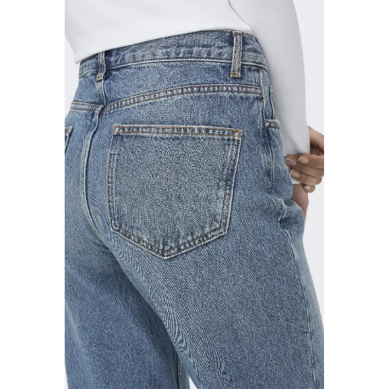 Rückseite der blauen Damenjeans aus 100 % Baumwolle, mittlere Waschung, mit klassischen Taschen und Kontrastnähten