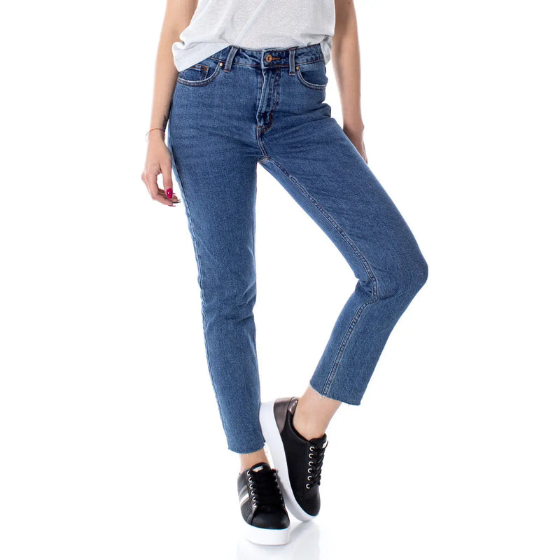 Mid-rise women’s blue denim jeans with straight-leg cut cropped hem made of 99% cotton 1% elastane machine washable