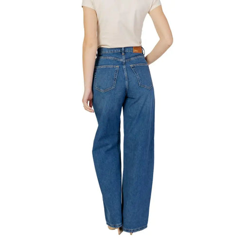 Women’s blue plain cotton jeans in high-waisted straight-leg design with brown leather brand tab at the waistband
