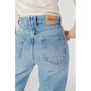 Damen-Jeans aus hellblauem Denim mit hohem Bund und Gesäßtaschen only Marken-Lederpatch an der Hüfte, von hinten gesehen