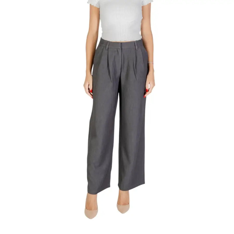Women’s dark gray pleated wide-leg trousers with zip hook closure and front pockets