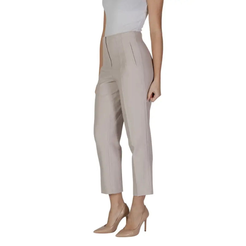 Women’s high-waisted beige cropped trousers with button closure and front pockets