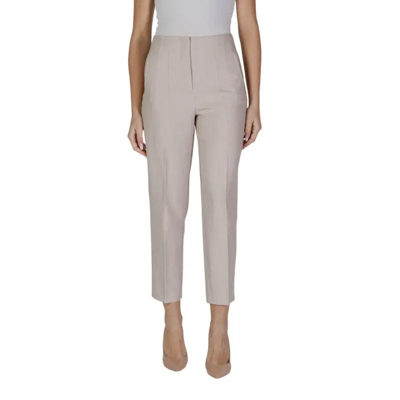 Women’s high-waisted beige cropped trousers with button closure and front pockets