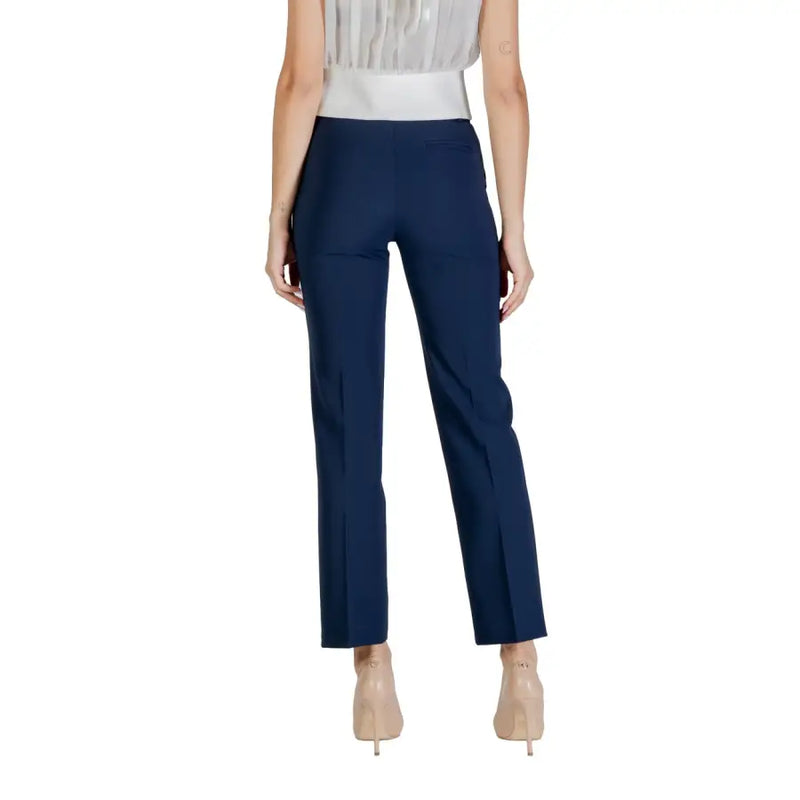 Women’s navy blue high-waisted cropped trousers from Blue Rinascimento for fall winter collection