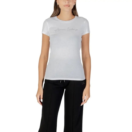 Weißes Kurzarm-Baumwollshirt für Damen T-shirt Kombiniert mit einer schwarzen Sporthose, stilvoll und bequem