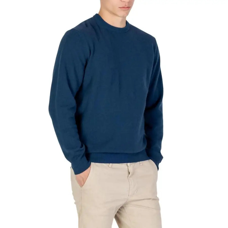 Navy blue crew neck sweatshirt with ribbed cuffs and hem, made of fleece material.
