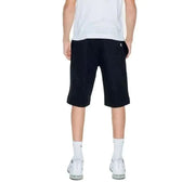 Junger Junge in einem weißen t-shirt und schwarz Moschino Underwear Männer Shorts